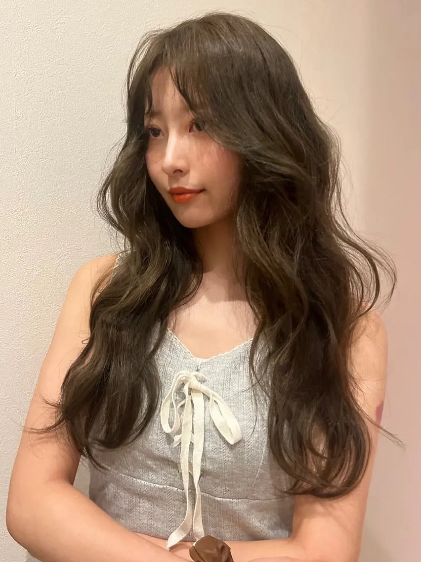 ロング カラー 透明感カラー オリーブカラー ヘアカラー Fleur 西 優希のヘアスタイル