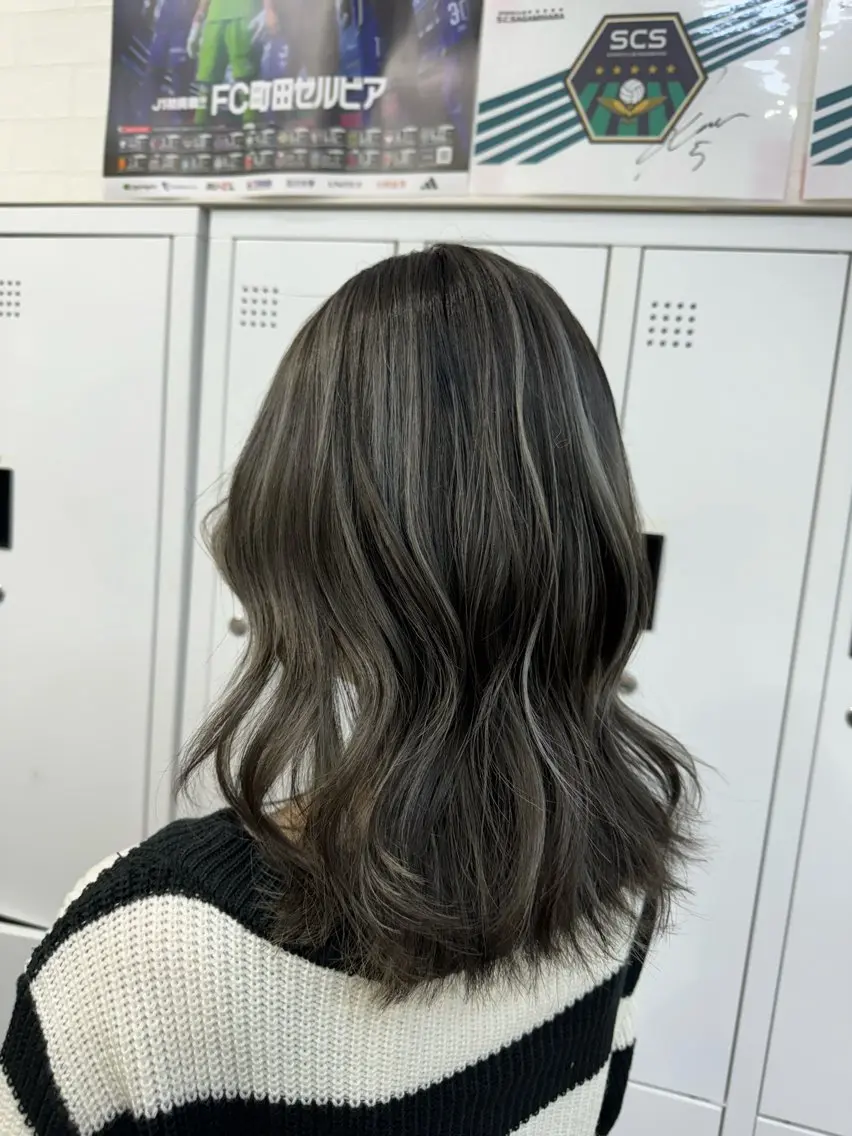 セミロング 横浜🦋ハイトーン 🫐シャドウルーツのヘアスタイル