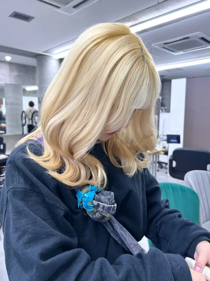 セミロング azusa/心斎橋/ ハイトーンカラーのヘアスタイル