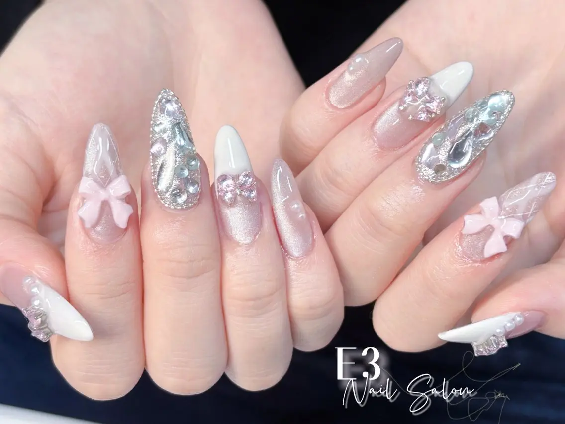 ネイル フレンチネイル ジェルネイル ガラスフレンチ グラデーション キラキラネイル ハンドネイル E3 Nail Salonのネイルデザイン