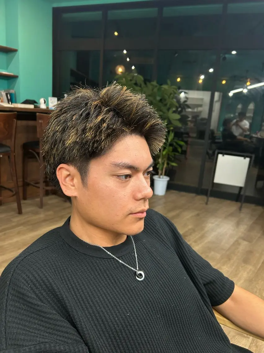 カラー メンズ メンズハイライト メンズメッシュ スパイキーショート ハイライトカラー メッシュ カット ヘアカラー 長谷川 央のヘアスタイル