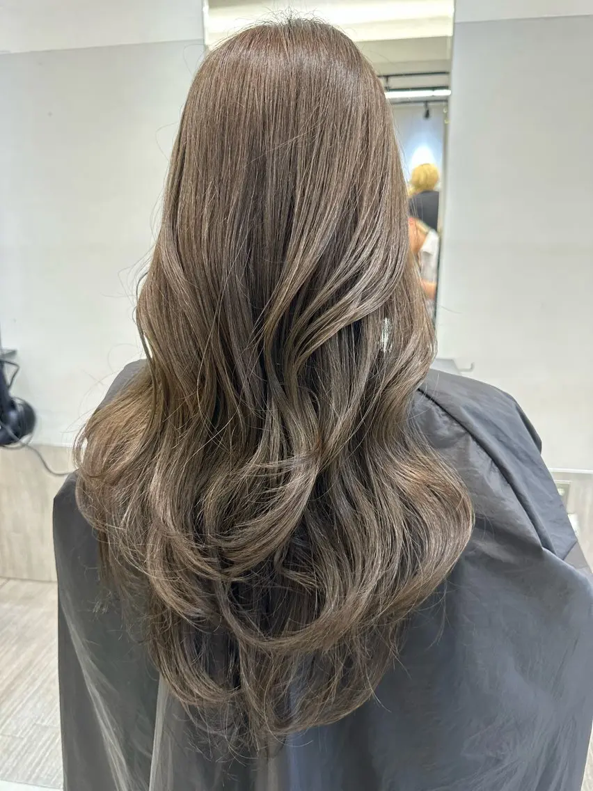 ロング カラー ベージュカラー オリーブベージュ AIRI layer cut hairのヘアスタイル