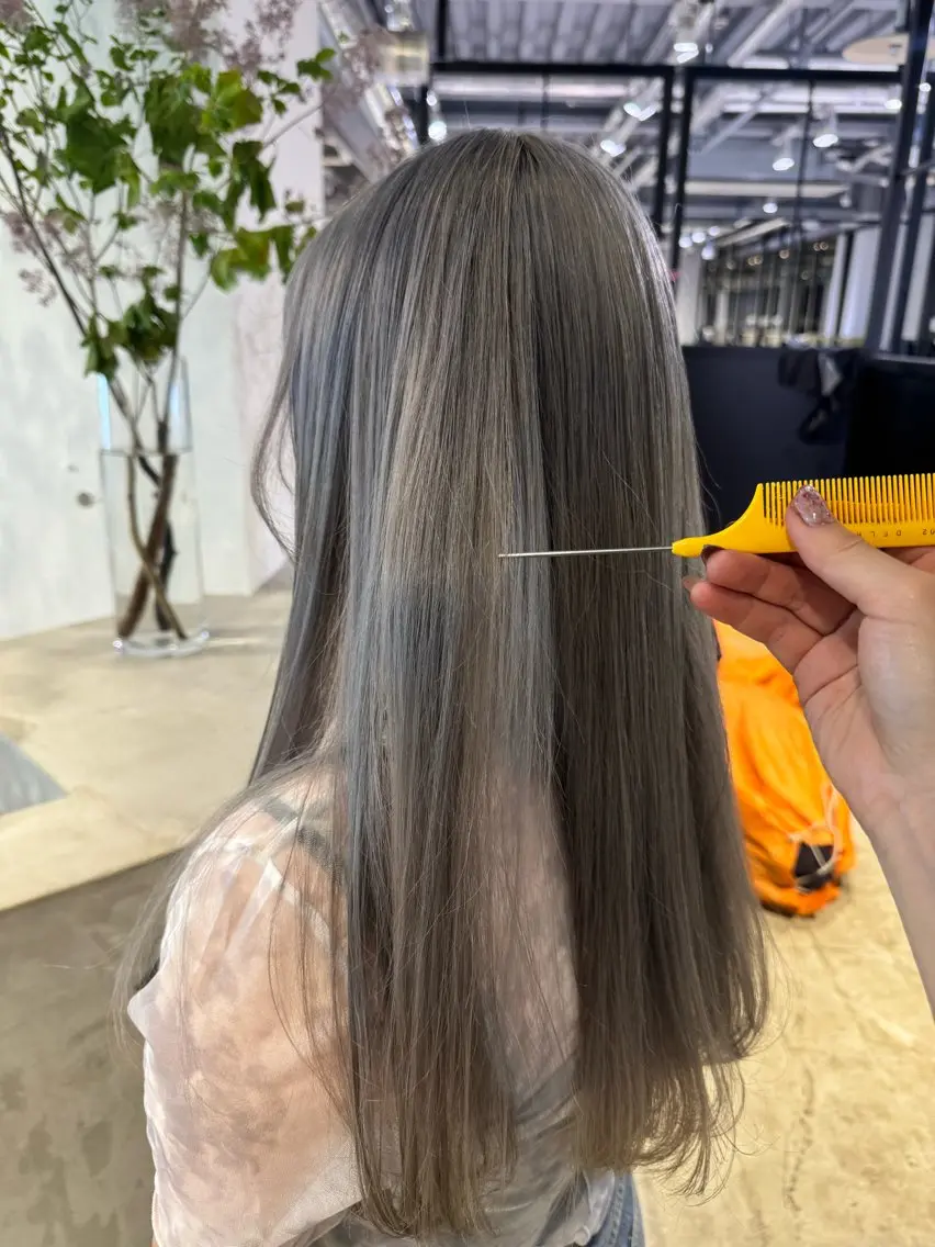 カラー アッシュ アッシュグレー アッシュグレージュ グレージュ 派手髪デザイン なかむらるか🐬💞のヘアスタイル