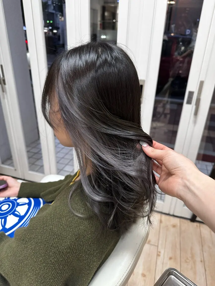 セミロング カラー ブリーチ インナーカラー シルバー ヘアカラー 阿部 美咲のヘアスタイル