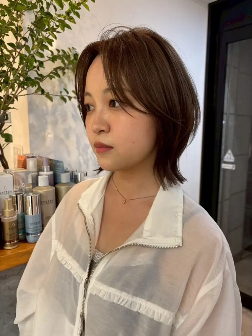 ミディアム カラー 安達 咲のヘアスタイル