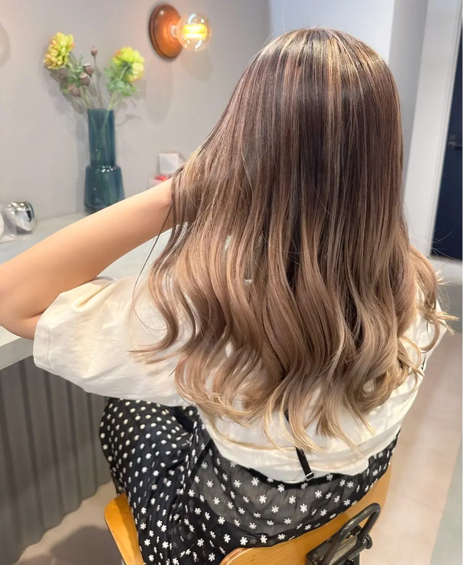 セミロング カラー カット ヘアカラー トリートメント 🌟ハイライト/ハイ トーン🌟MIKIのヘアスタイル