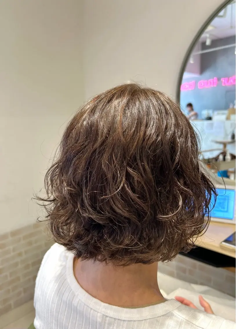 ミディアム パーマ ハイライトカラー レイヤーカットのヘアスタイル