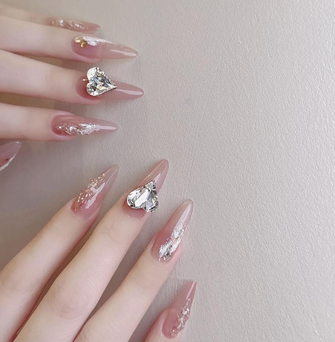 ネイル アートネイル 長さ出し ネイルチップ Queens テイのネイルデザイン
