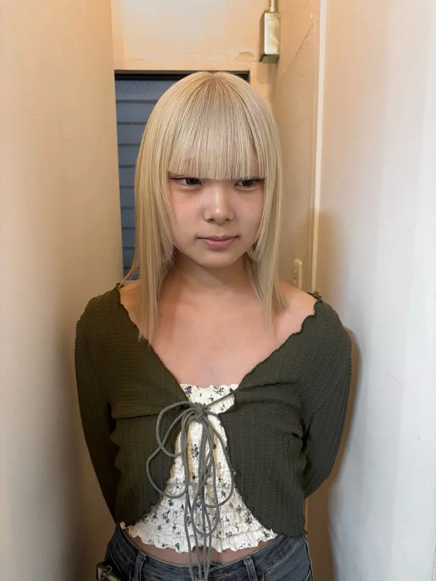（平日50%OFF❗️）ホワイトブリーチカラー肩上⭐︎の写真