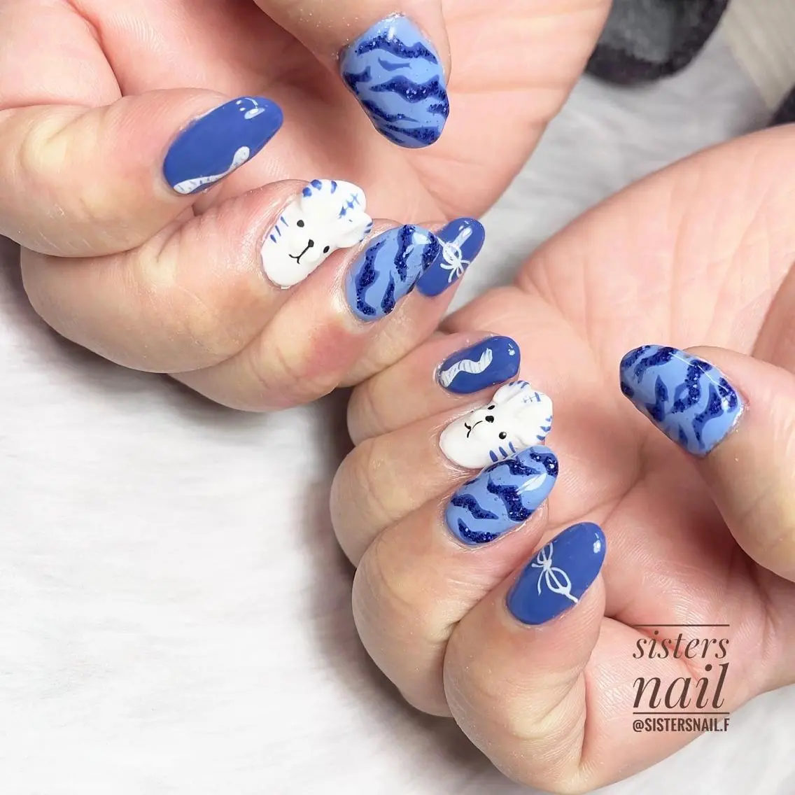 ネイル アートネイル ブルー ぷっくりネイル ホワイト 冬ネイル sisters nail.fのネイルデザイン