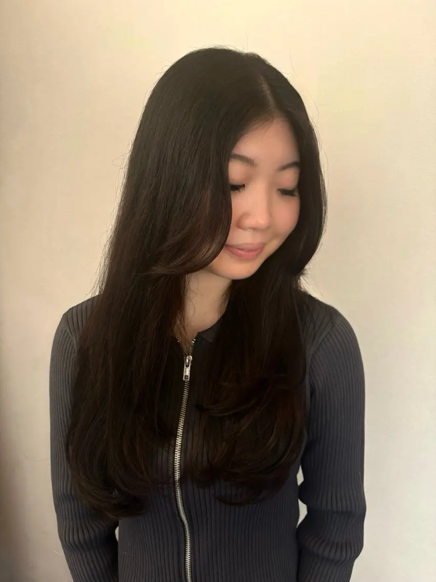 ロング カラー ベージュカラー ブラウンカラー チョコレートブラウン 顔周りカット ハッシュカット カット ヘアカラー トリートメント 小村 悠花のヘアスタイル