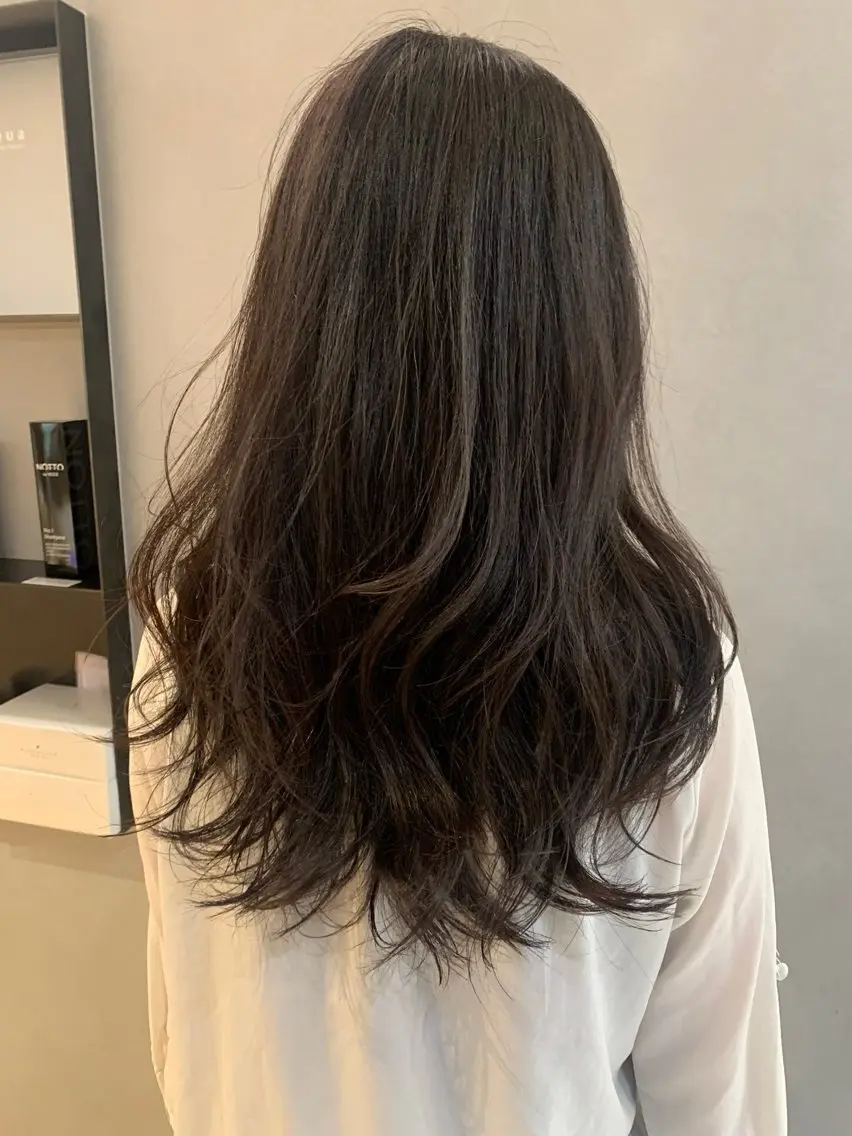 ロング 吉田 詩穂のヘアスタイル