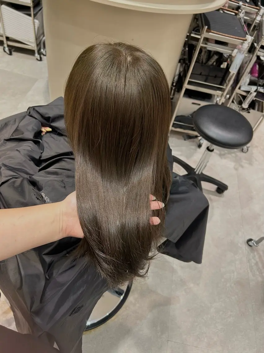 ミディアム カラー ベージュカラー 透明感カラー オリーブベージュ ヘアカラー コテ巻き風パーマ/ 縮毛矯正/ゆいなのヘアスタイル