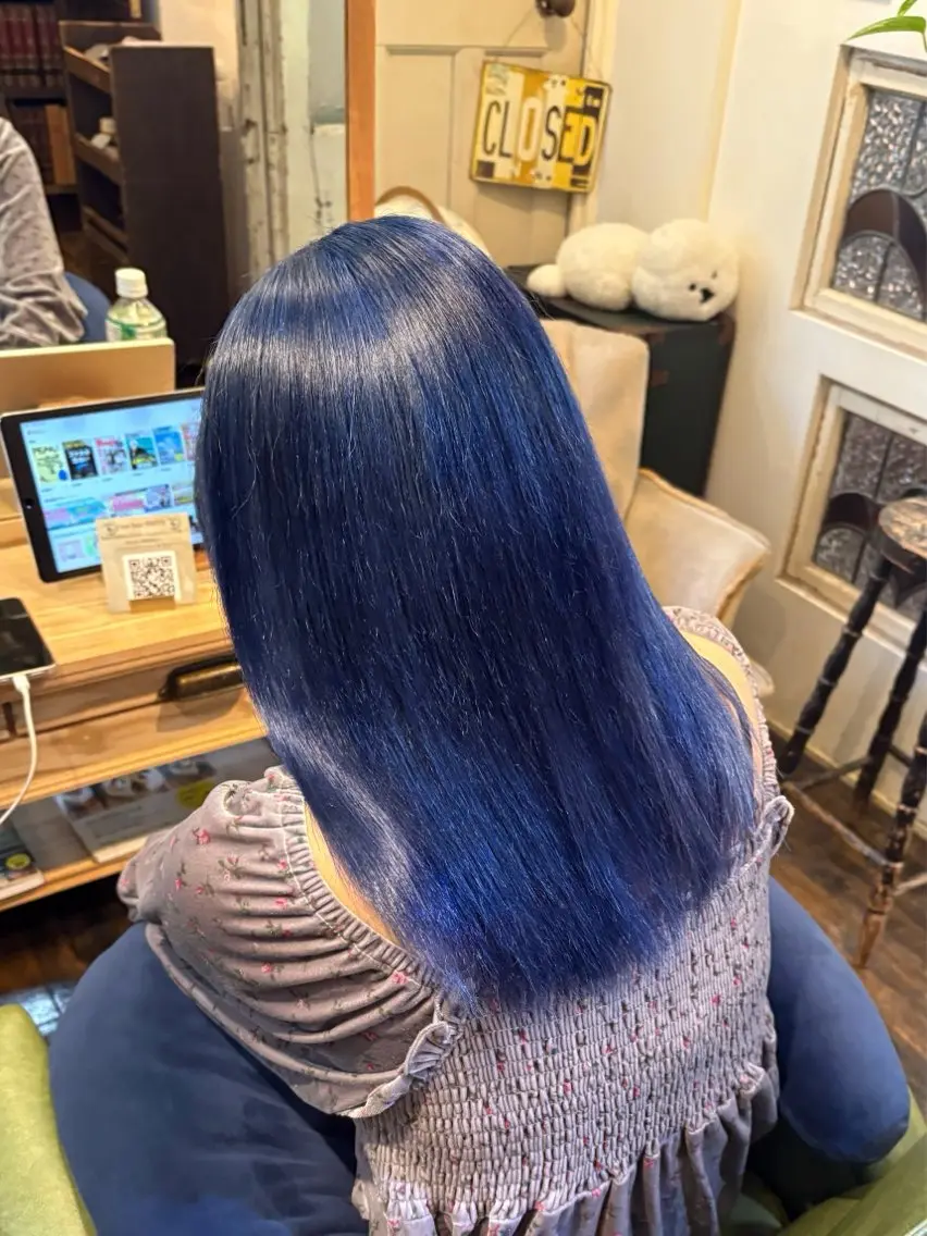 セミロング カラー ブリーチ ブルーカラー カット ヘアカラー トリートメント 飯田 実歩(じっぽ)のヘアスタイル