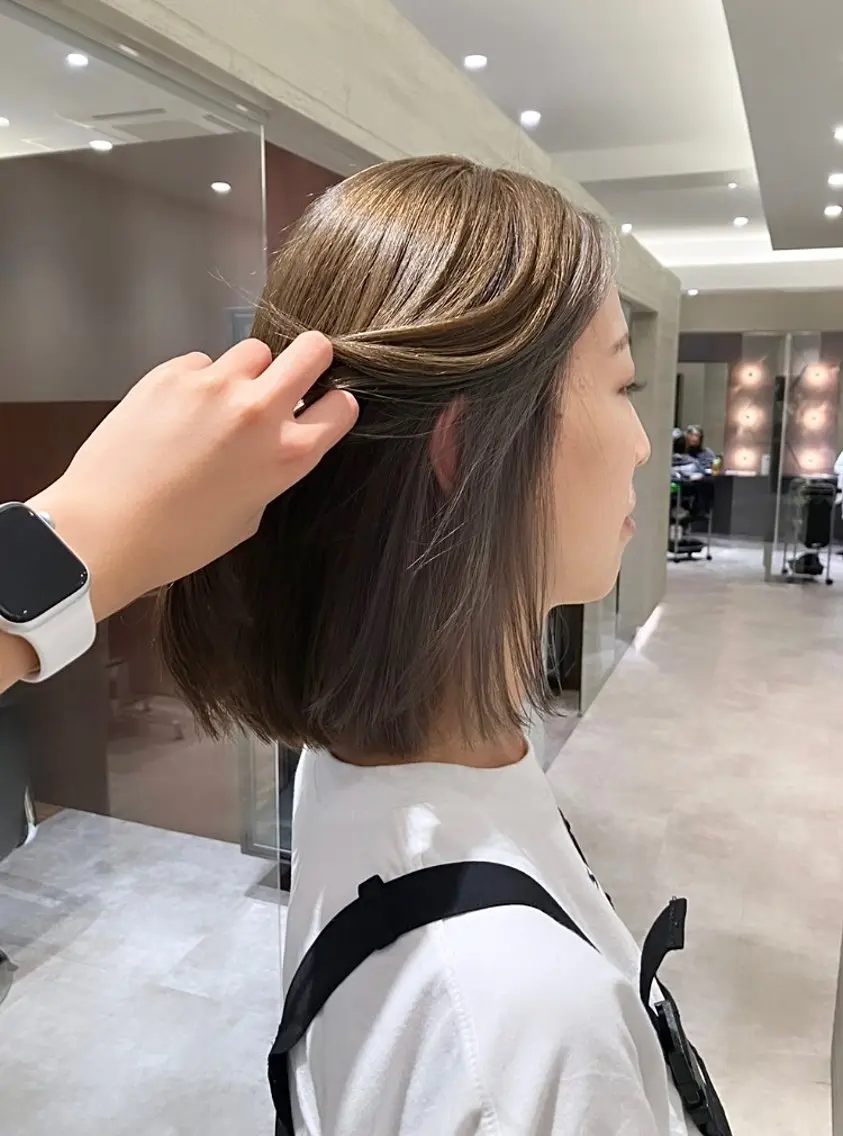 ショート カラー ベージュカラー ブリーチ シルバー ボブ 顔まわりレイヤー サキ🤍ハイトーン 🩰くびれ巻きヘアのヘアスタイル
