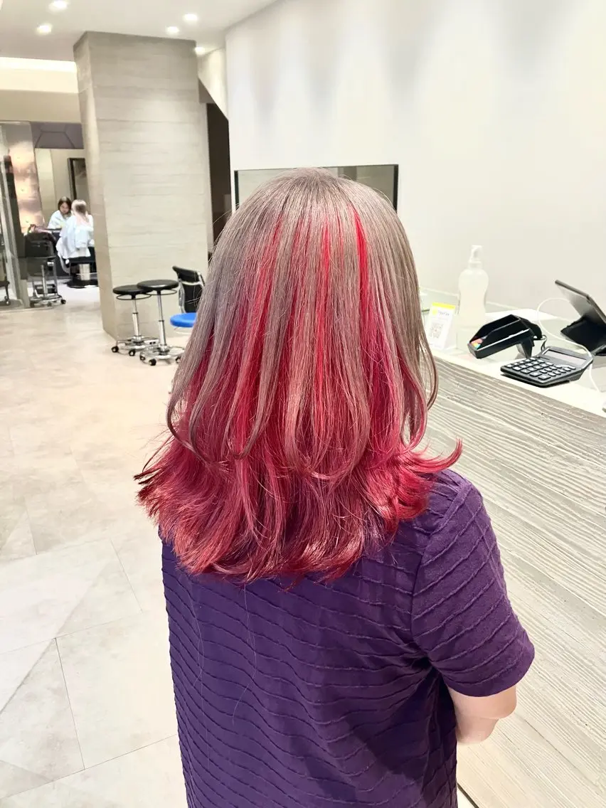 ロング カラー グレージュ ピンクカラー レッドカラー サキ🤍ハイトーン 🩰くびれ巻きヘアのヘアスタイル