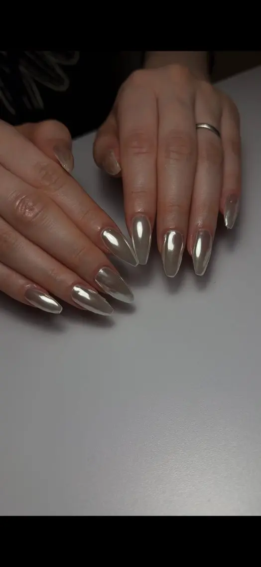 ネイル 長さ出し キラキラネイル ロングネイル ミラーネイル シルバー plum nailのネイルデザイン
