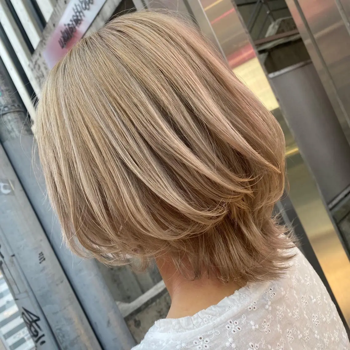 ショート カラー メンズ JuNブリーチに 縮毛矯正するプロのヘアスタイル