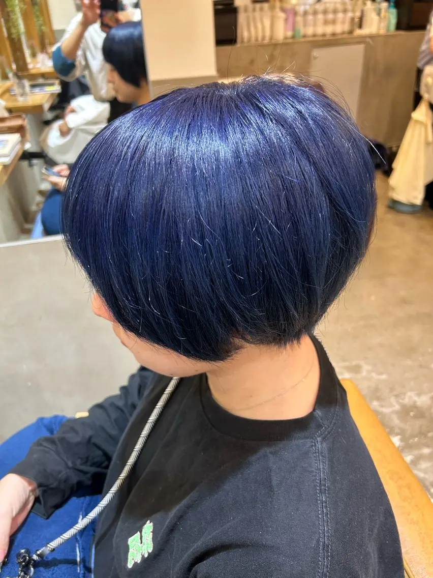 ショート カラー ベージュカラー ブリーチ ブルーカラー ネイビーカラー カット ヘアカラー トリートメント 若狭 彩花のヘアスタイル