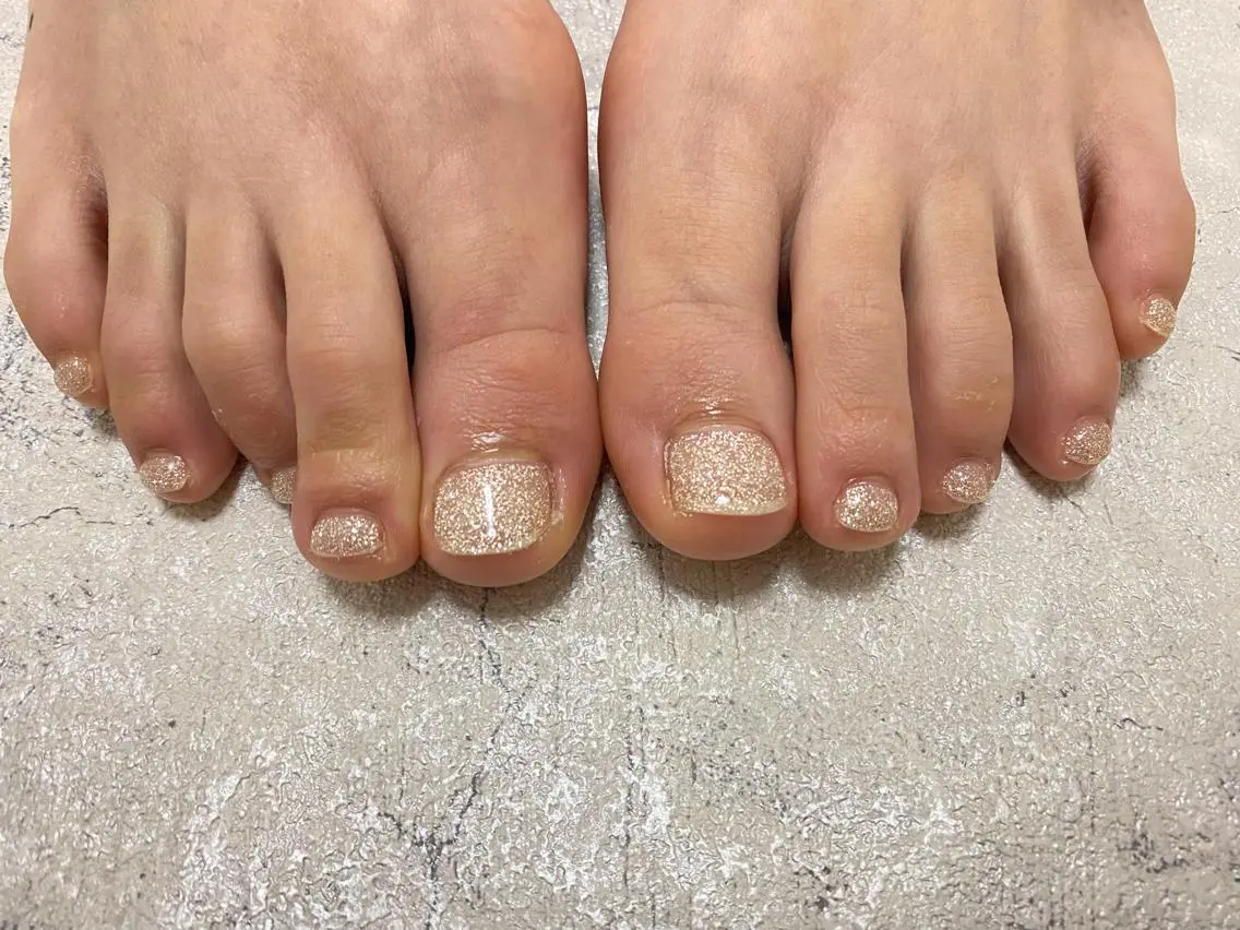 ネイル フットネイル ラメ(グリッター) ワンカラーネイル フットネイル mogunail &blowのネイルデザイン