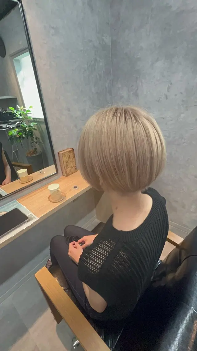 ミディアム カット ヘアカラー motoトップカラー リスト/ブリーチカラのヘアスタイル