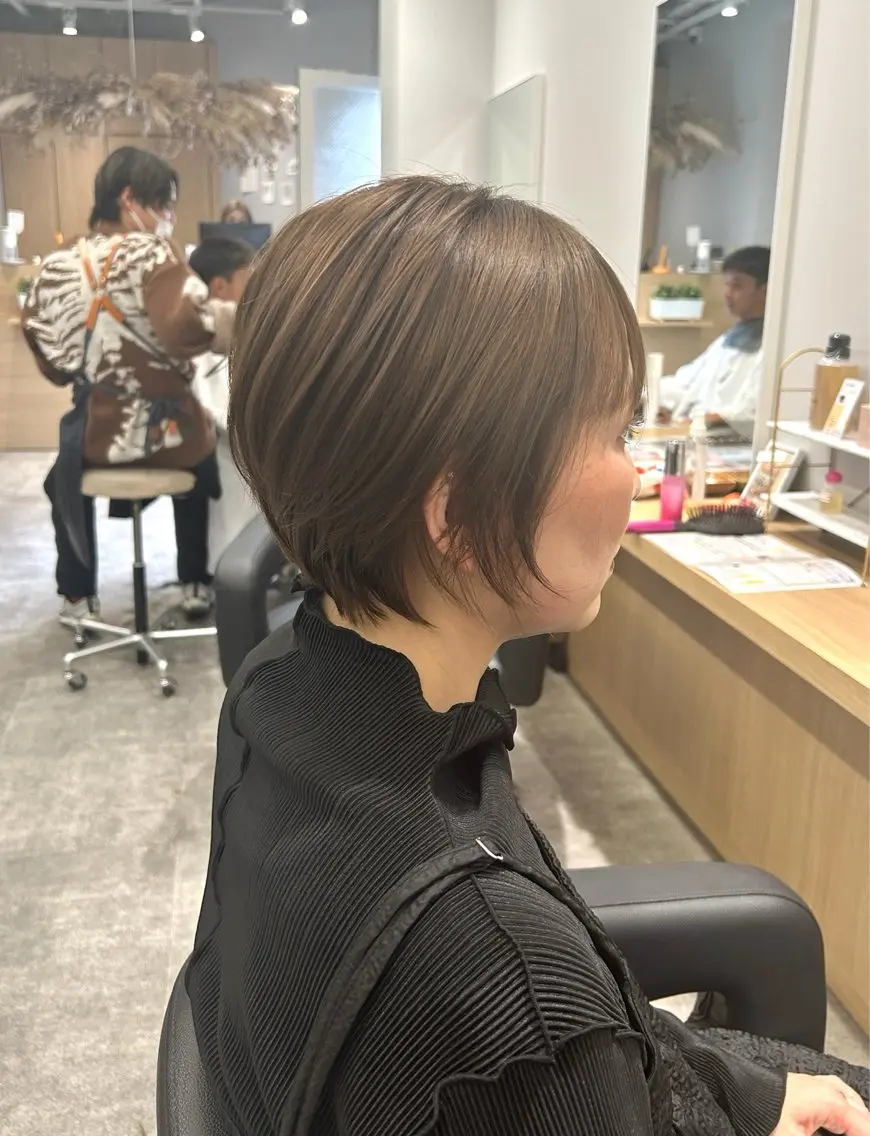 ショート カラー 丸みショート ベージュカラー ブリーチ ブリーチなしカラー ショートヘア 韓国ヘア×レイヤー カット/上田丈也のヘアスタイル