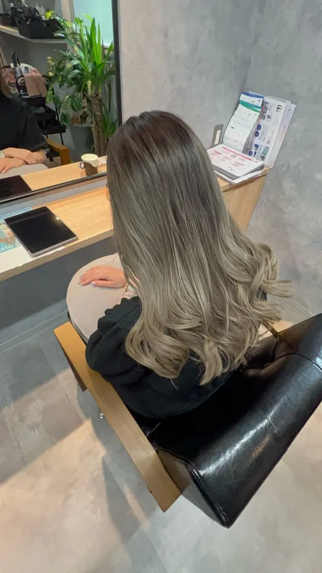 ロング ヘアカラー motoトップカラー リスト/ブリーチカラのヘアスタイル