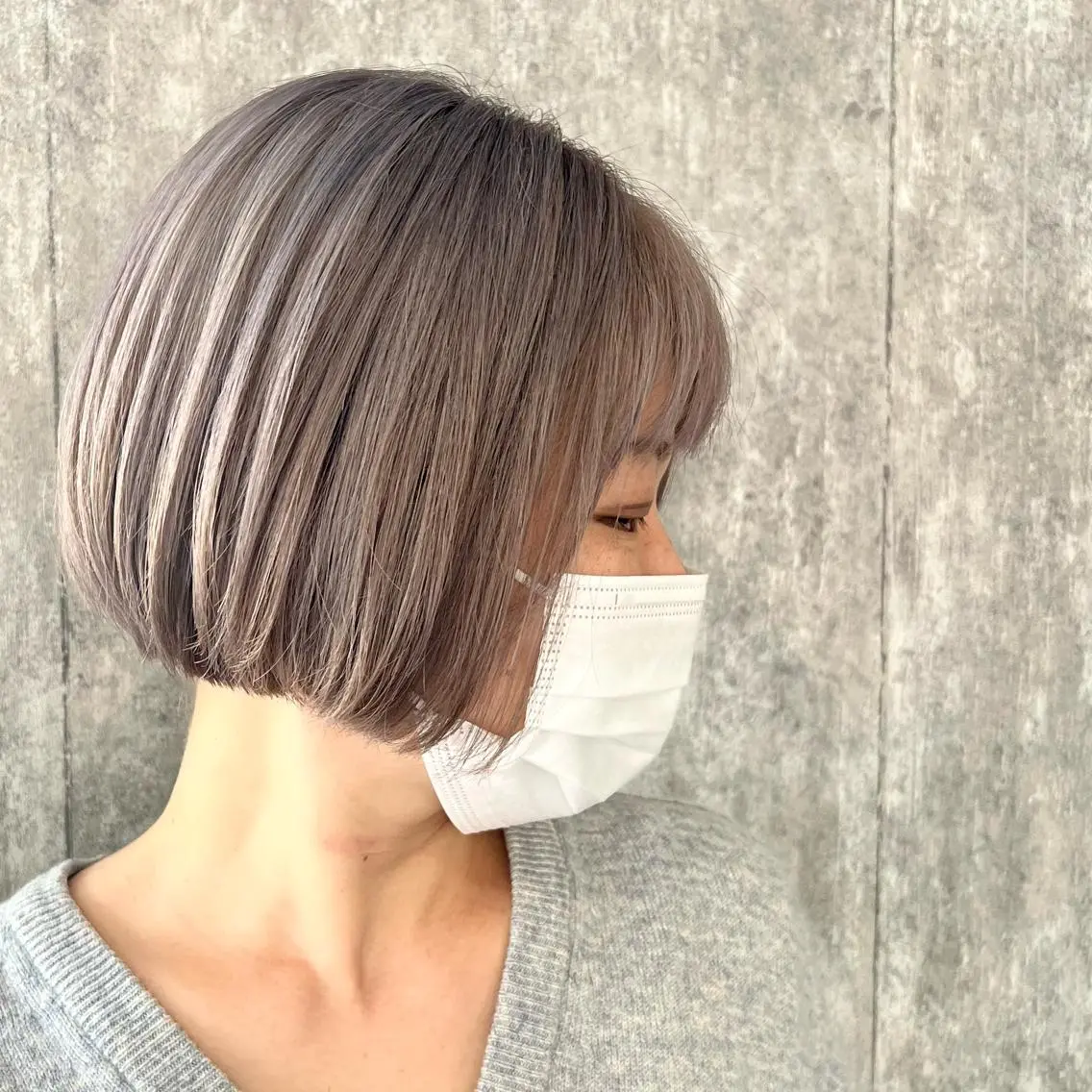 ショート カラー ヘアアレンジ ブリーチ シルバー ホワイトシルバー ボブ TIDEHAIR SHIHOのヘアスタイル