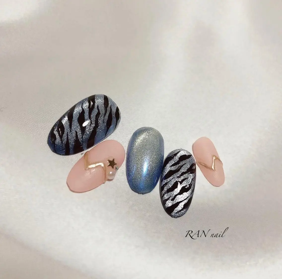 ネイル ジェルネイル キラキラネイル 水色 マグネットネイル ニュアンスネイル ハンドネイル フットネイル RAN nailのネイルデザイン