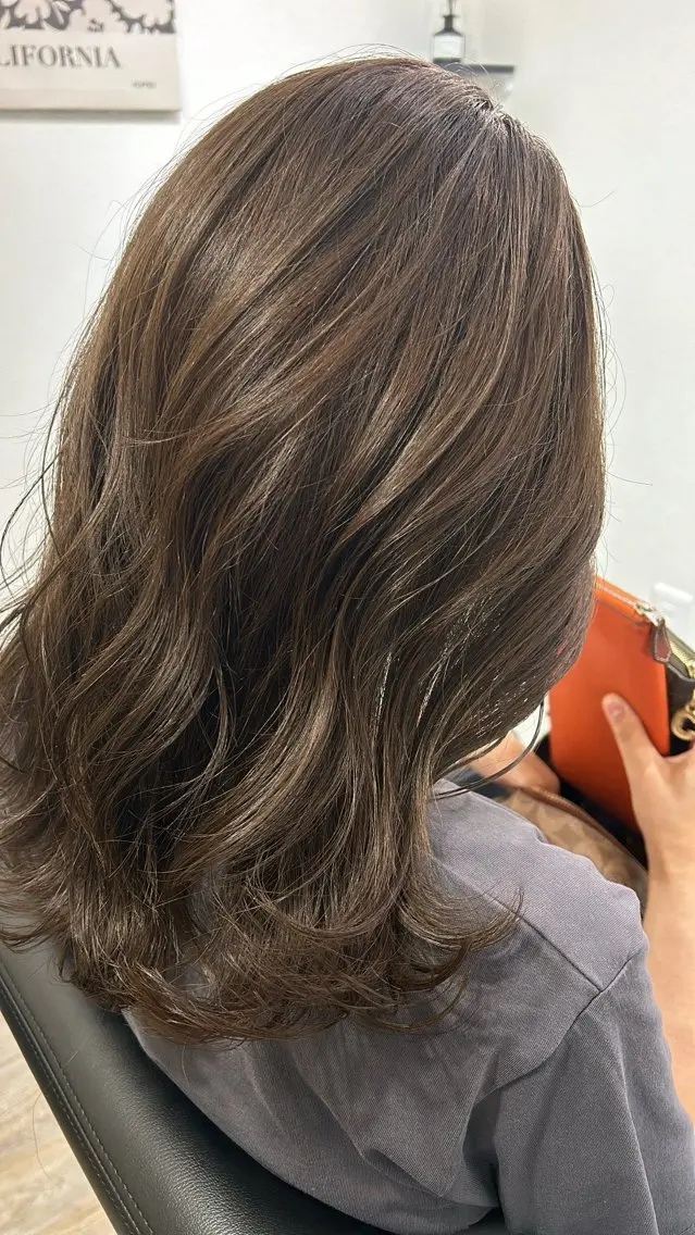 セミロング カラー ベージュカラー 透明感カラー グレージュ くびれヘア 韓国風ヘア hair salon Zöld.のヘアスタイル