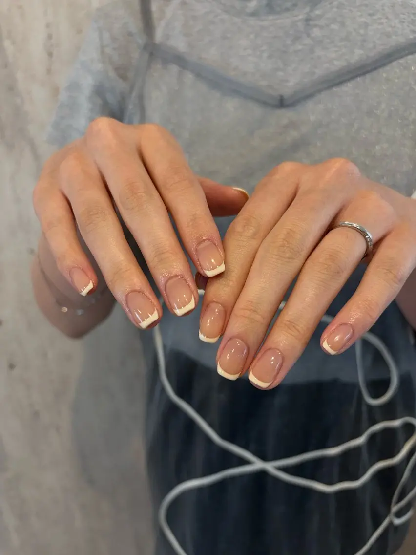 【Hand】French nail フレンチネイル　ベース色ありの写真