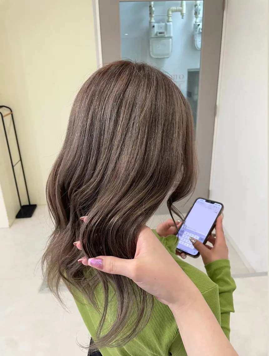 カラー ブリーチ グレージュ amoretto kiraのヘアスタイル