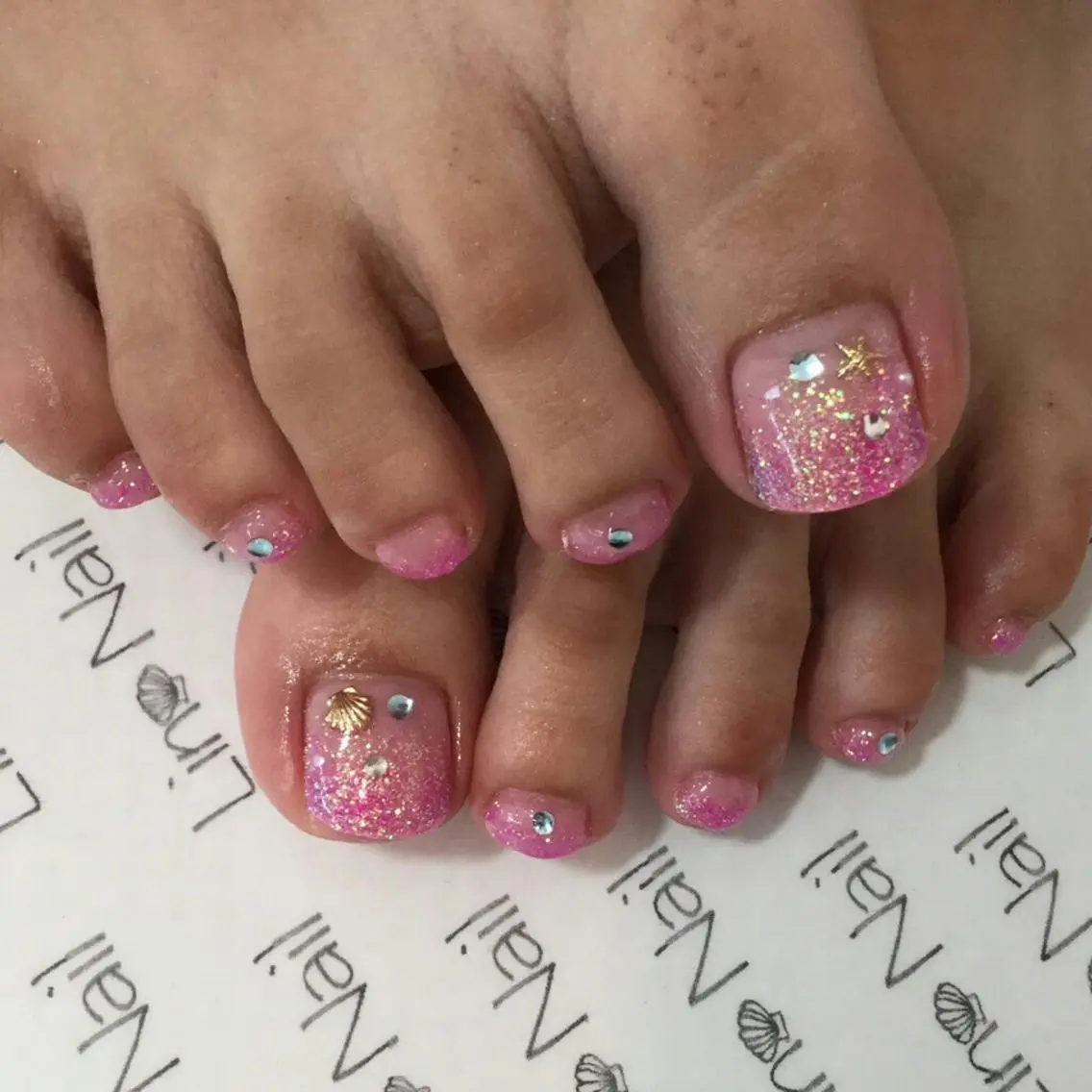 ショート ミディアム セミロング ロング ネイル まつエク フットネイル キラキラネイル ラメ(グリッター) Lino Nail sekitomiのネイルデザイン
