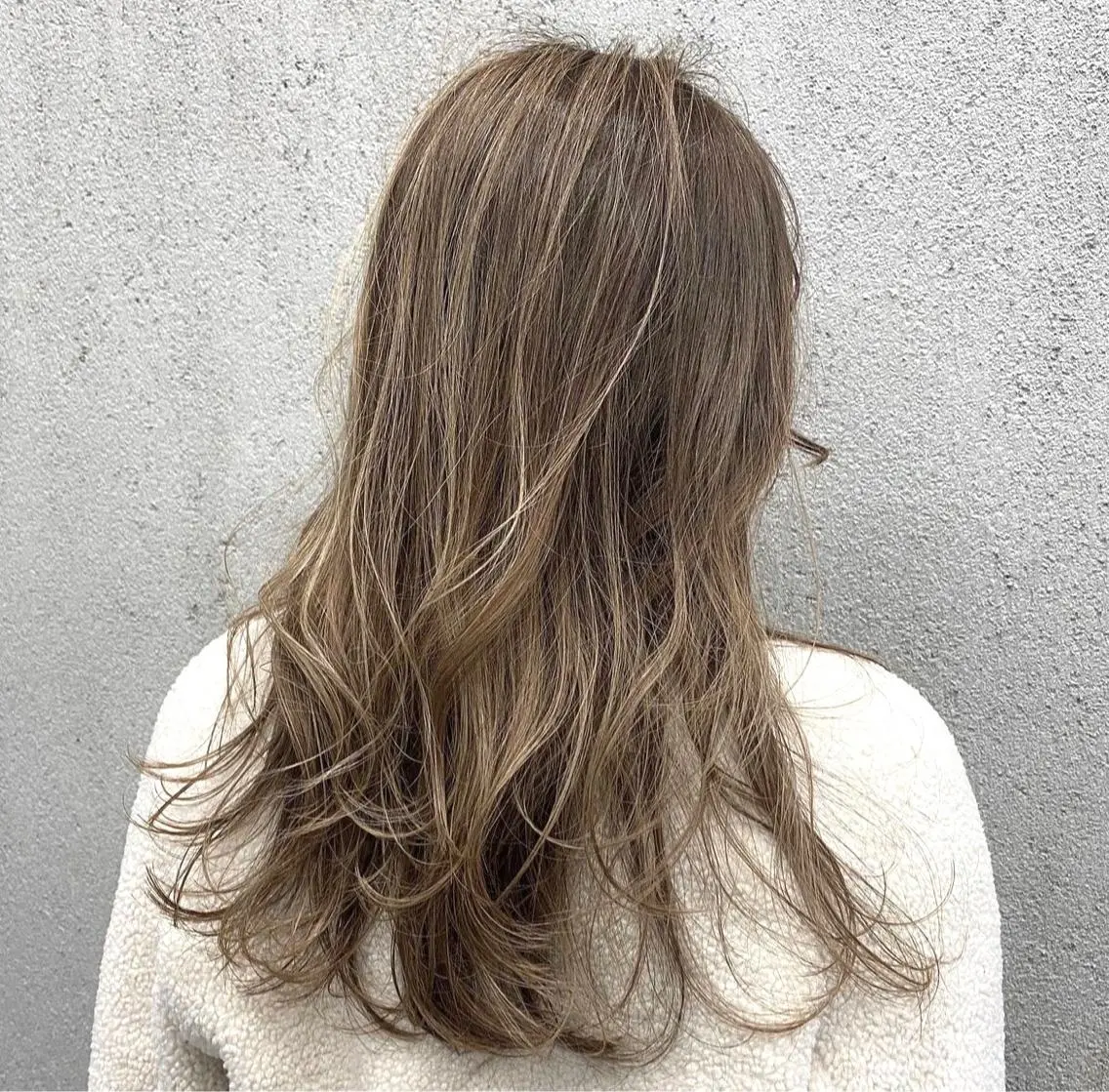 カラー ベージュカラー ハイライトカラー ホワイトベージュ ヘアカラー ヘッドスパ 岡田 真綾のヘアスタイル