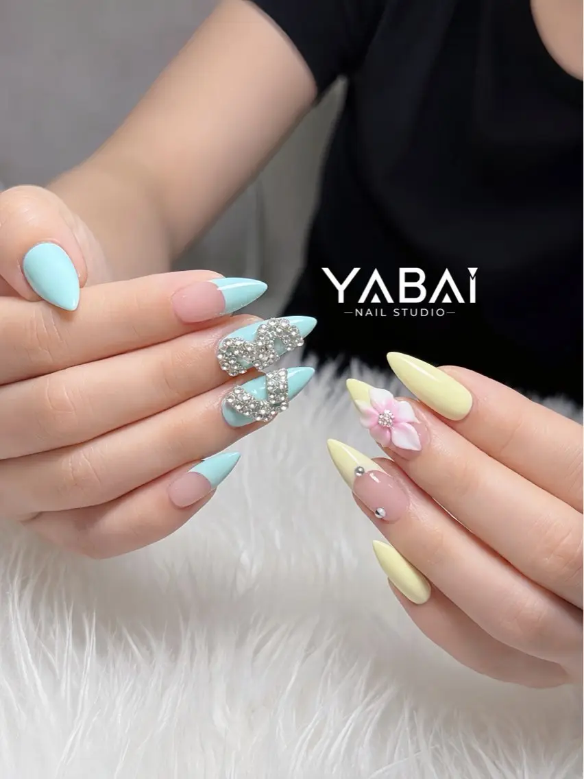 ネイル ブルー フラワーネイル フレンチネイル ガーリー キラキラネイル YABAI NailStudioのネイルデザイン