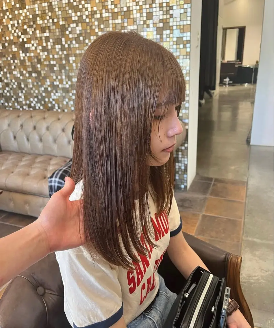 セミロング カラー ベージュカラー ブリーチ ブリーチなしカラー レイヤーカット 水ノ上 優花のヘアスタイル