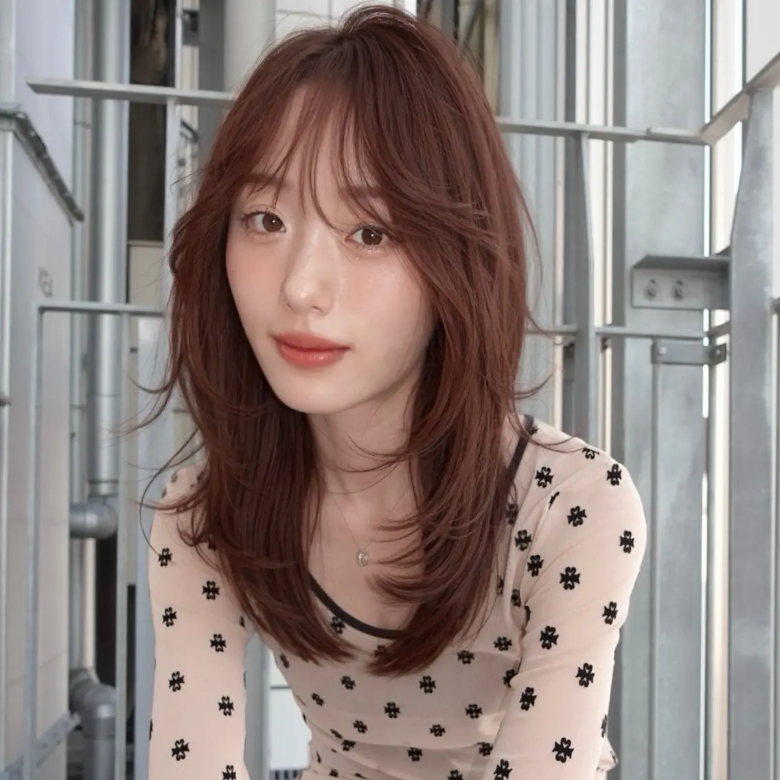 ミディアム カラー 黒髪 ブラウンカラー 透明感カラー 顔周りカット ハッシュカット カット ヘアカラー トリートメント momo もものヘアスタイル