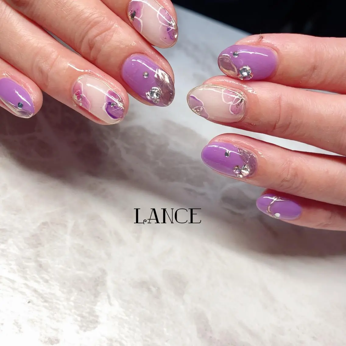 ミディアム ネイル オーロラネイル フレンチネイル ワンホンネイル 冬ネイル ハンドネイル Lance nailのネイルデザイン