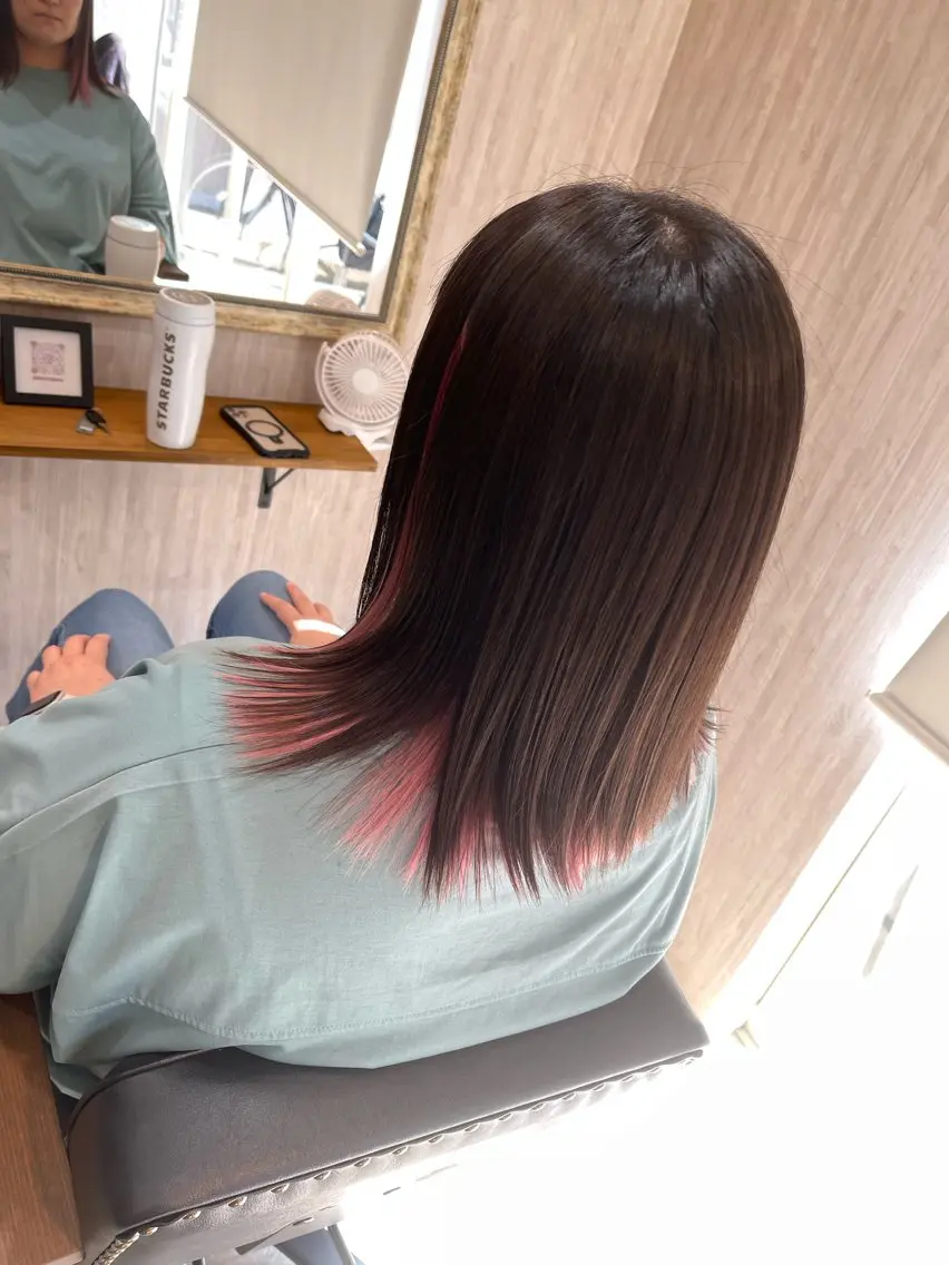 セミロング カラー ブリーチ インナーカラー ピンクカラー カット ヘアカラー トリートメント marou 新柏のヘアスタイル