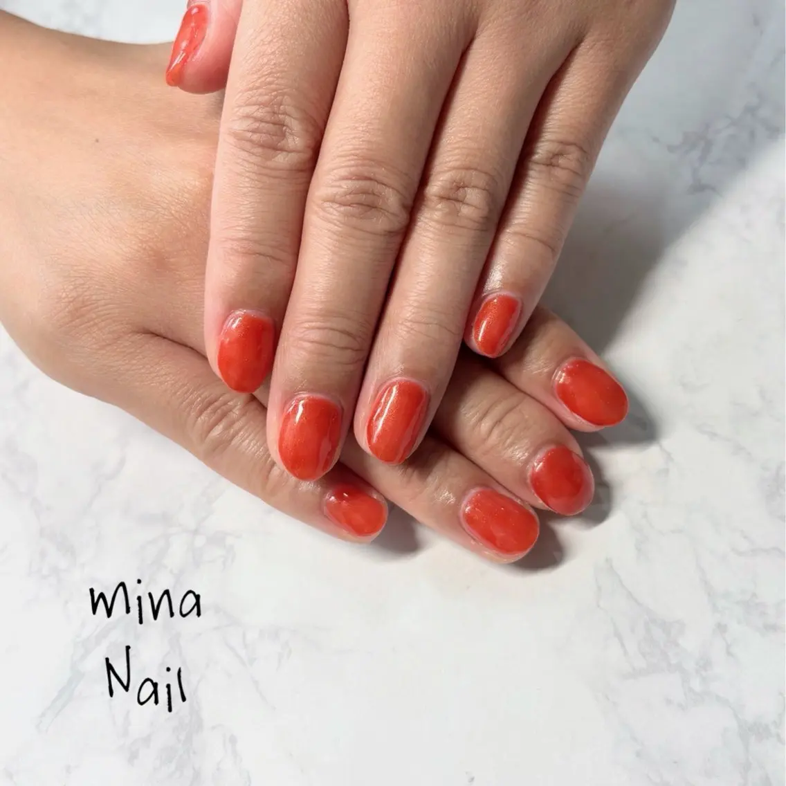 ネイル ゴールド ラメ(グリッター) ワンカラーネイル 赤色 夏ネイル mina Nailのネイルデザイン