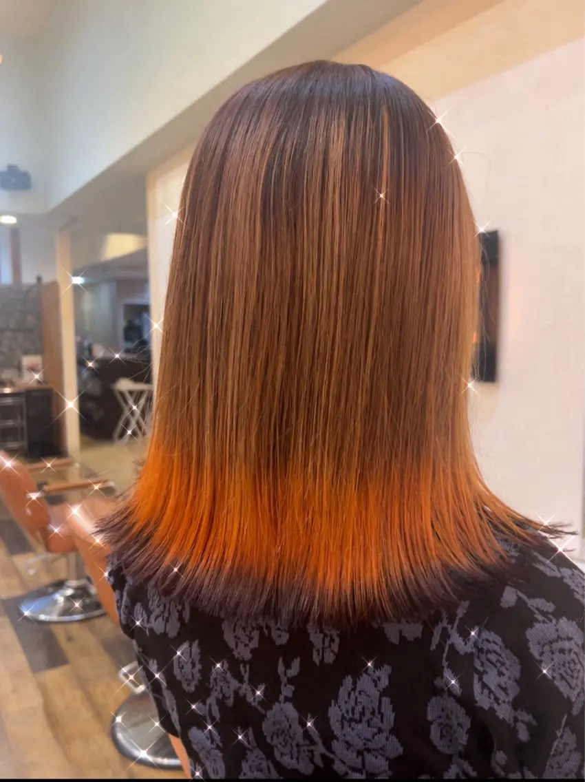 カラー 黒髪 ブリーチ デザインカラー オレンジ 末廣 結音のヘアスタイル