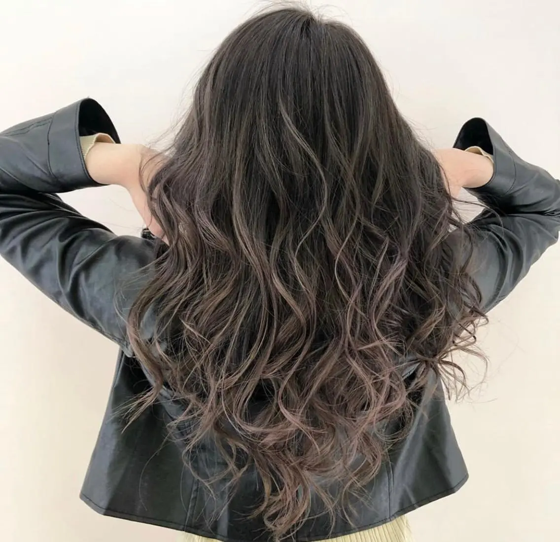 ロング カラー アッシュ ブリーチ 透明感カラー ラベンダーカラー ラベンダーアッシュ アダチ コウスケのヘアスタイル