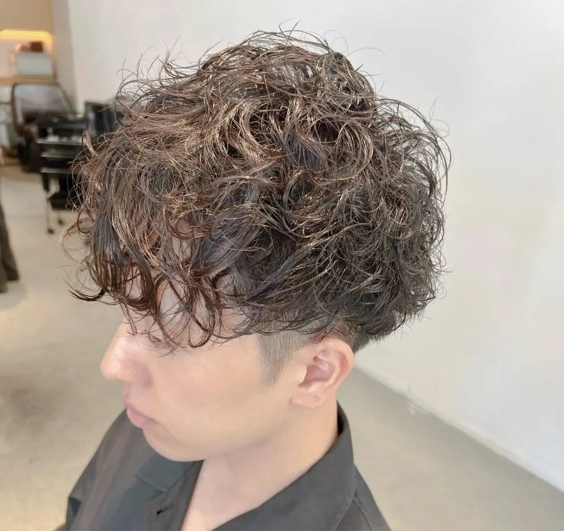 ショート パーマ メンズ マッシュ メンズパーマ プードルパーマ 刈り上げ プードルパーマ 服部 雄輝のヘアスタイル