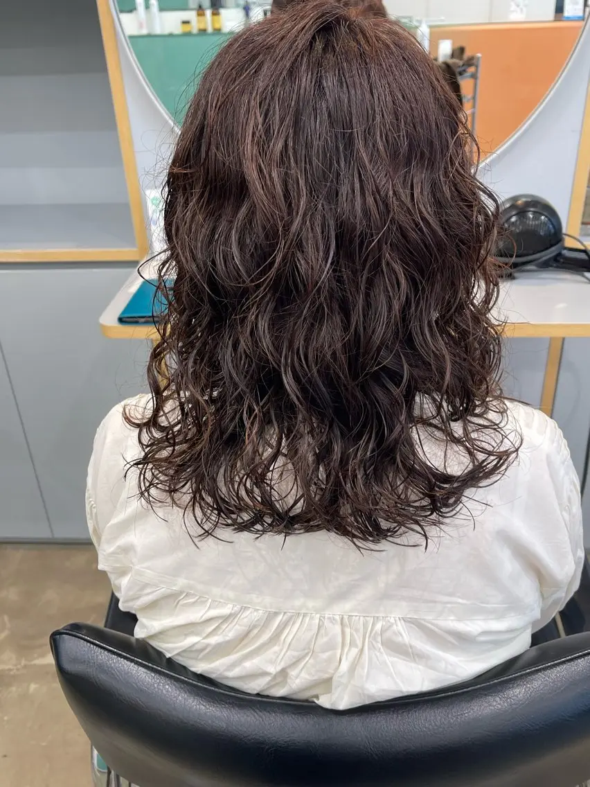 セミロング パーマ カット ヘアカラー パーマ 💓パーマ，💗 レイヤーカットのヘアスタイル