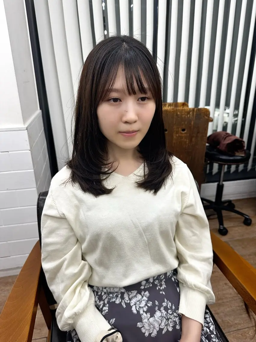 セミロング カラー パーマ ヘアアレンジ メンズ キッズ カット 縮毛矯正 レイヤーカット／ 巻ける縮毛矯正のヘアスタイル