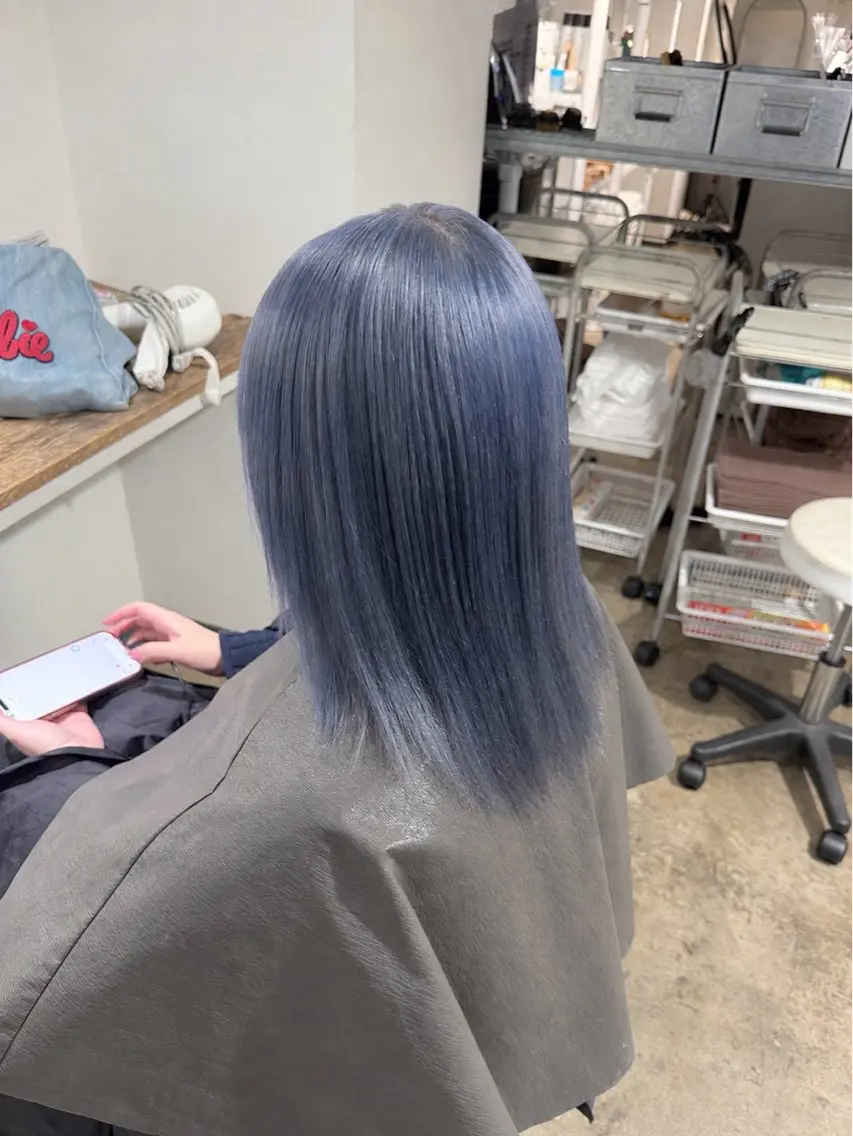 セミロング カラー ブリーチ ブルーカラー シルバー ヘアカラー トリートメント 🫧艶髪縮毛矯正/ 透明感カラー/みきのヘアスタイル
