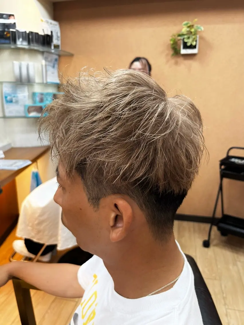 カラー メンズ アップバング メンズブリーチ メンズハイトーン ベージュカラー ブリーチ カット ヘアカラー 本田 誠也のヘアスタイル