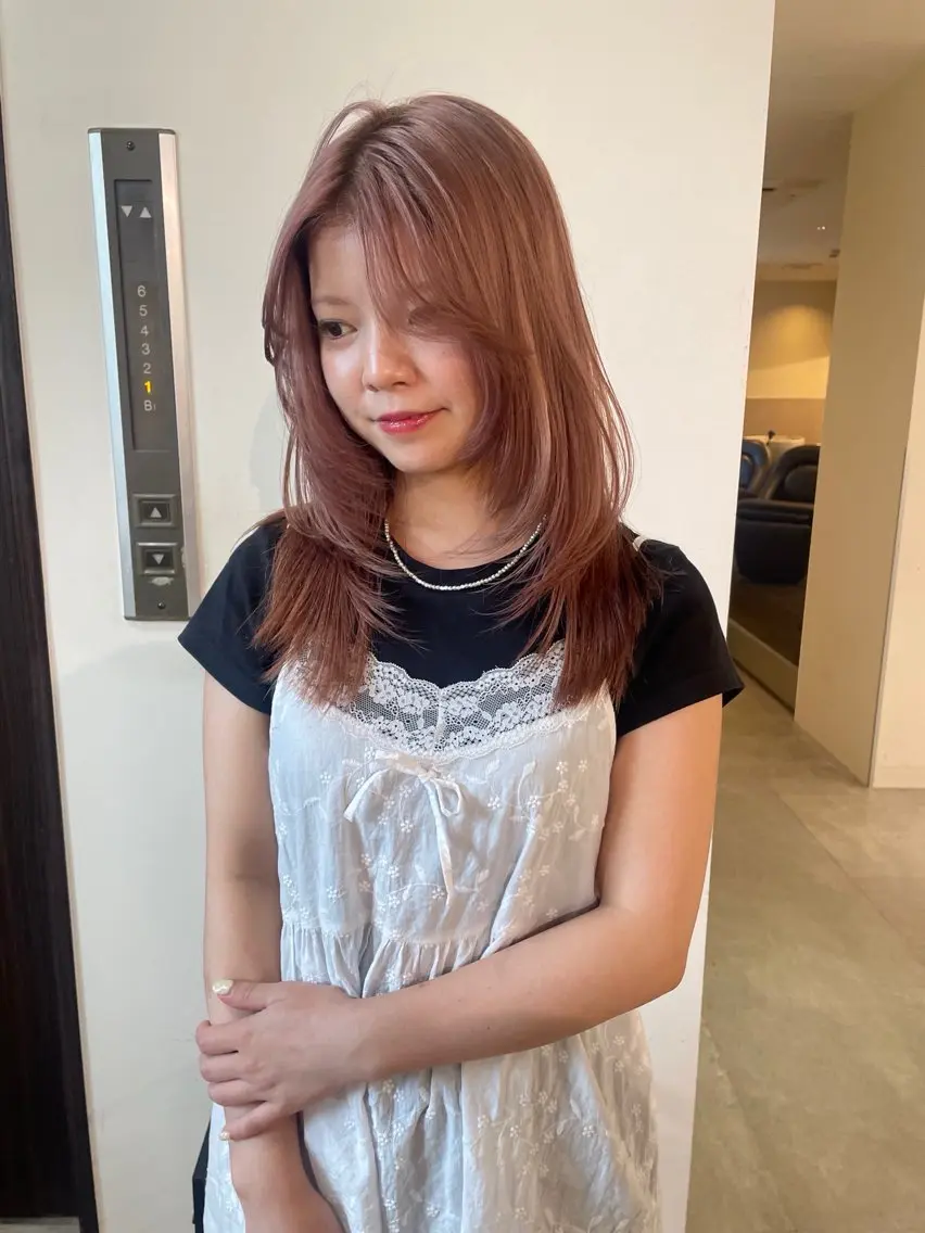 セミロング カラー ベージュカラー ブリーチ ブロンド ケアブリーチ ダブルカラー カット ヘアカラー トリートメント MIU/ルーツカラー 顔まわりレイヤーのヘアスタイル