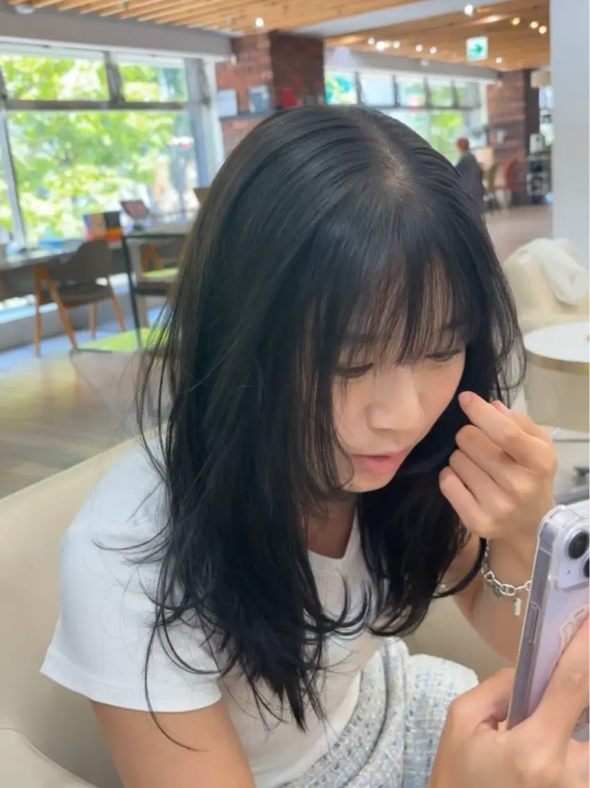 セミロング カラー 透明感カラー 顔まわりレイヤー 顔周りカット レイヤーカット 🫧nari🫧 谷町 大阪のヘアスタイル