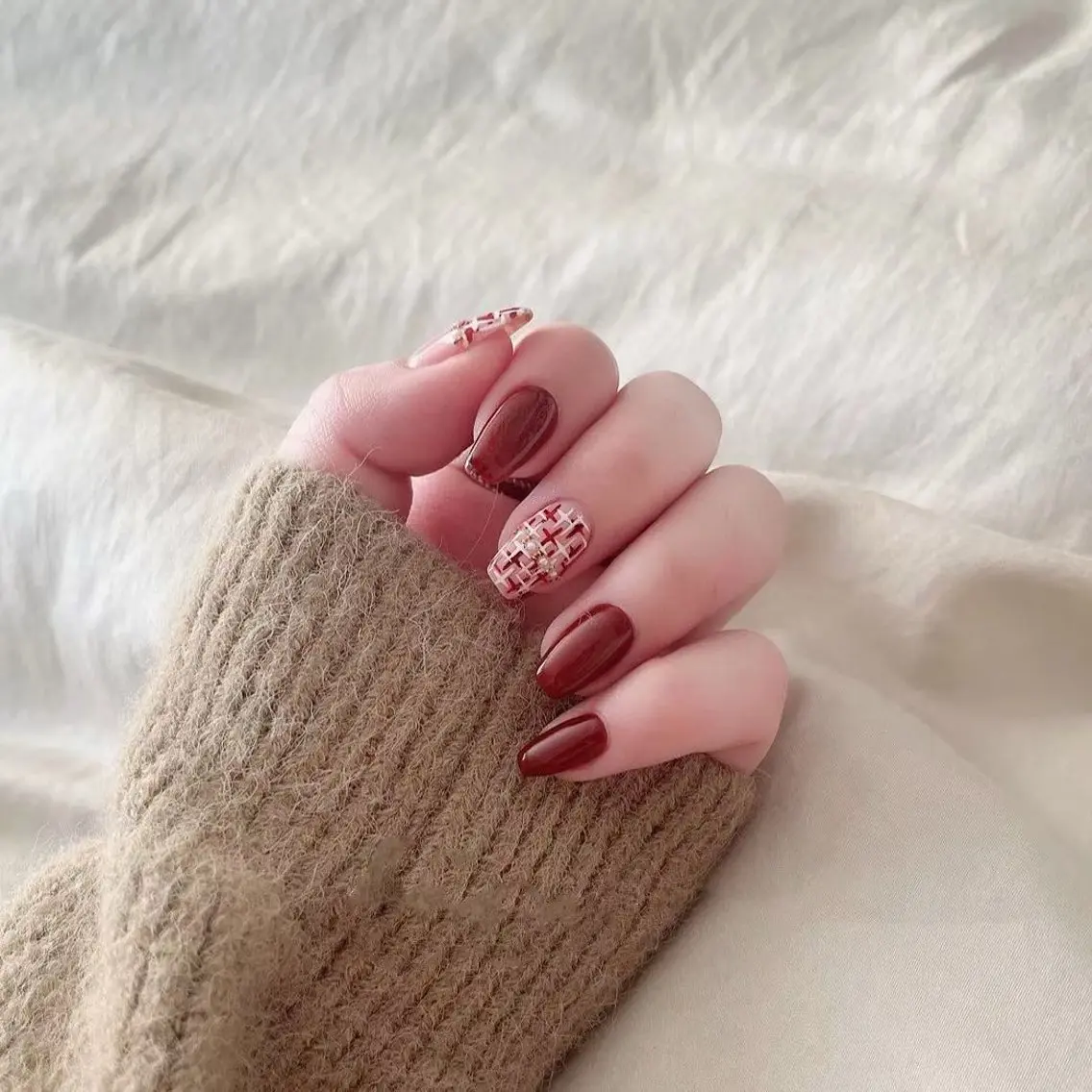 ネイル RUBYネイルサロン 9Caratsのネイルデザイン